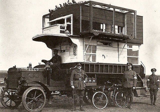 Pojízdný holubník pro přepravu poštovních holubů za 1. světové války